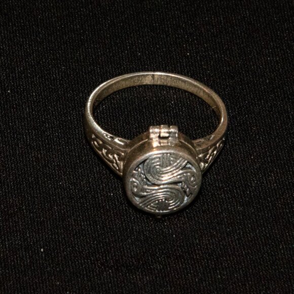 Vintage .925 Silver Celtic "Poison" Ring Size 9.5 - Picture 1 of 3